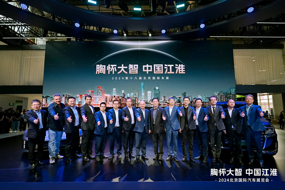 活动现场，江汽集团领导与战略合作伙伴合影2.jpg